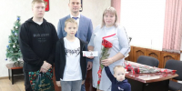 Многодетным семьям вручили единые удостоверения - Дубовский район